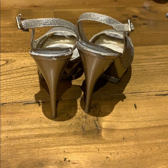 Beautiful sparkly gold heels - Picture 3 of 5